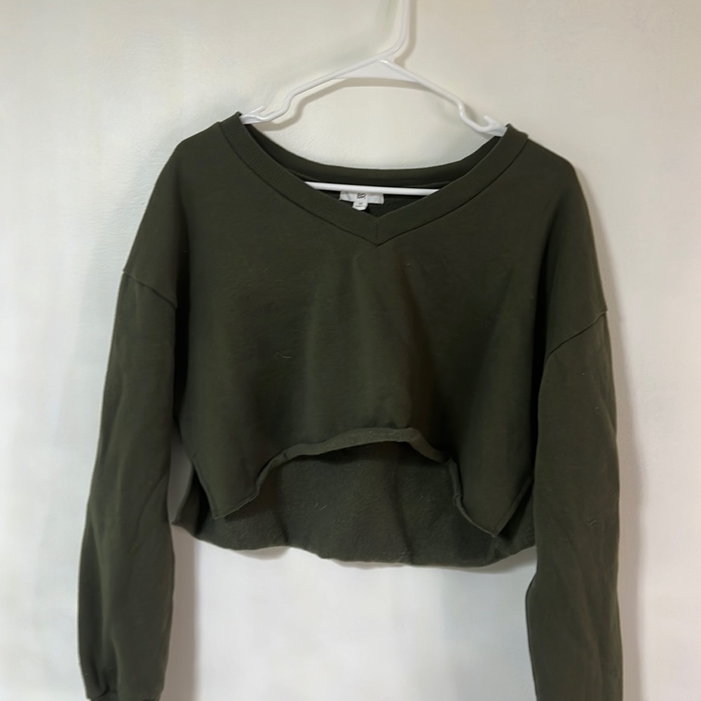 Cropped V-neck fleece material on inside